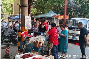 直播吧在现场直击中甲开幕式-球迷打出“不再遗憾”TIFO